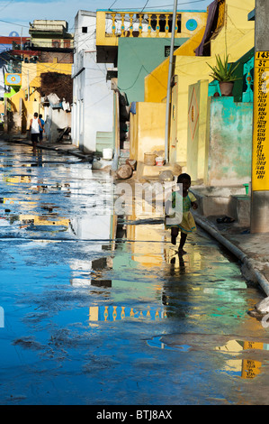 Bunte indische Straßenbild nach dem Regen in der Stadt Puttaparthi, Andhra Pradesh, Indien Stockfoto