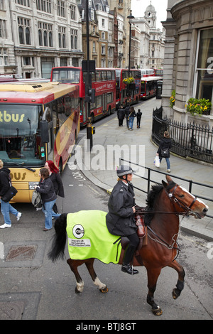 Berittene Polizei in Verkehr, Whitehall, London, England, Vereinigtes Königreich Stockfoto