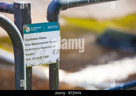 Ein Durchfluss-Messstation auf dem Fluß Dunsop Inhe Dunsop Tal über Dunsop Bridge in den Trog Bowland, Lancashire, UK. Stockfoto