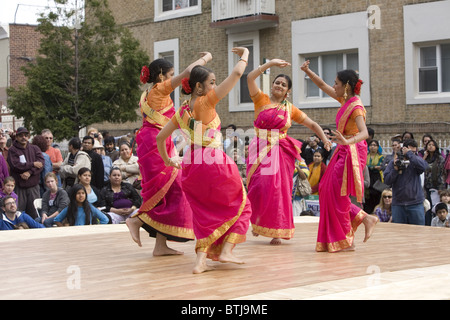 Bangladesch-amerikanische Performance-Gruppe führen Sie ein Festival der Kulturen der Welt in Brooklyn; New York. Stockfoto