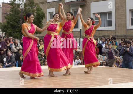 Bangladesch-amerikanische Performance-Gruppe führen Sie ein Festival der Kulturen der Welt in Brooklyn; New York. Stockfoto