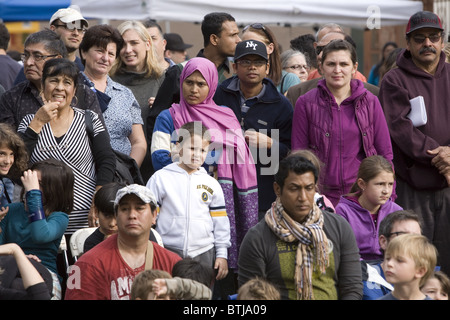 Bangladesch-amerikanische Performance-Gruppe führen Sie ein Festival der Kulturen der Welt in Brooklyn; New York für die Anwohner. Stockfoto