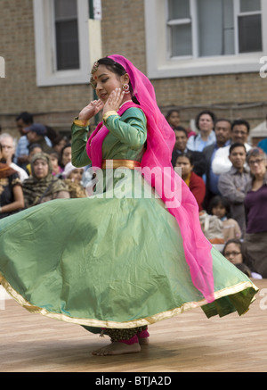 Bangladesch-amerikanische Performance-Gruppe führen Sie ein Festival der Kulturen der Welt in Brooklyn; New York. Stockfoto