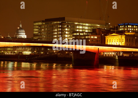 London Bridge, St. Pauls Cathedral und Themse bei Nacht, London, England, Vereinigtes Königreich Stockfoto