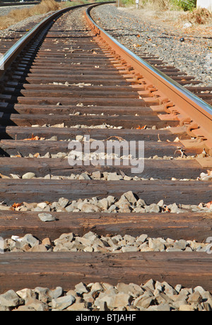 Nahaufnahme von gekrümmten Bahngleis in der Ferne verschwinden Stockfoto
