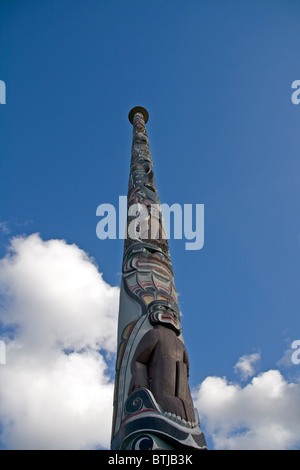 Totempfahl im Windsor Great Park, UK.  Sehnte sich von Männern aus den Kwakiutl in Kanada. Stockfoto