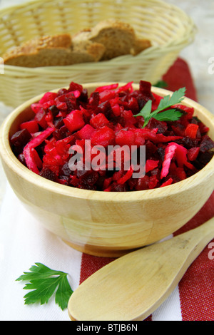 Traditionelle russische Rüben Salat in Holzschale Stockfoto