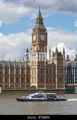 Big Ben, Houses of Parliament und Fähre auf der Themse, London, England, Vereinigtes Königreich Stockfoto