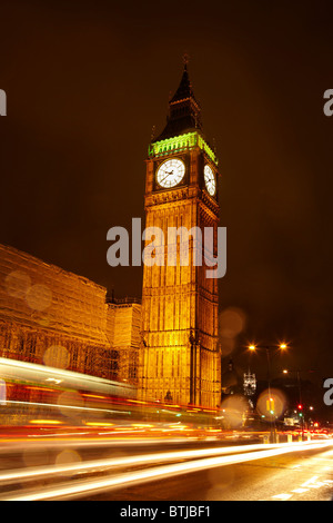 Big Ben und Verkehr auf Westminster Bridge in Regen, London, England, Vereinigtes Königreich Stockfoto