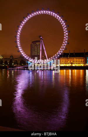 London Eye und County Hall spiegelt sich in der Themse bei Dämmerung, London, England, Vereinigtes Königreich Stockfoto