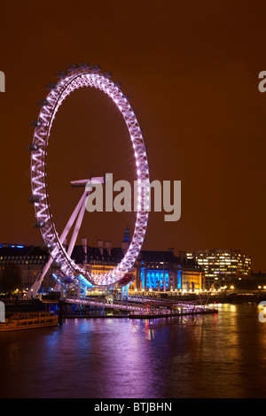 London Eye und County Hall spiegelt sich in der Themse bei Dämmerung, London, England, Vereinigtes Königreich Stockfoto