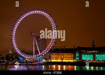 London Eye und County Hall spiegelt sich in der Themse bei Dämmerung, London, England, Vereinigtes Königreich Stockfoto