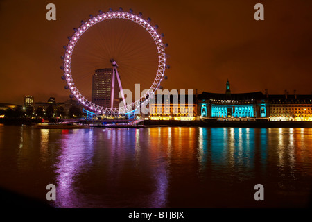 London Eye und County Hall spiegelt sich in der Themse bei Dämmerung, London, England, Vereinigtes Königreich Stockfoto