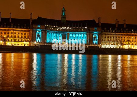 County Hall spiegelt sich in der Themse bei Dämmerung, London, England, Vereinigtes Königreich Stockfoto