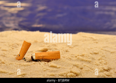 einige Zigarettenstummel am Sandstrand Stockfoto