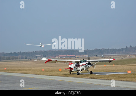 Maule Schleppmaschine starten Planung im Hintergrund, die selbst startende Ventus 2 CM Sailplane-, Flugplatz des Placettes, Bex, Wallis Stockfoto