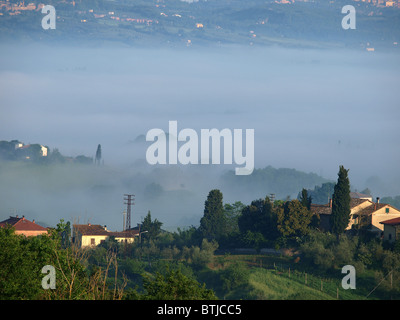 Fabelhafte Landschaft der nebligen Morgen in der Toskana. Das Tal zwischen Montepulciano und Chiusi Stockfoto