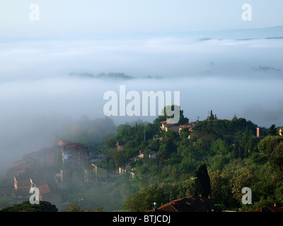 Fabelhafte Landschaft der nebligen Morgen in der Toskana. Das Tal zwischen Montepulciano und Chiusi Stockfoto