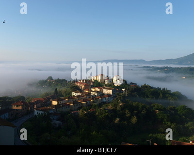 Fabelhafte Landschaft der nebligen Morgen in der Toskana. Das Tal zwischen Montepulciano und Chiusi Stockfoto