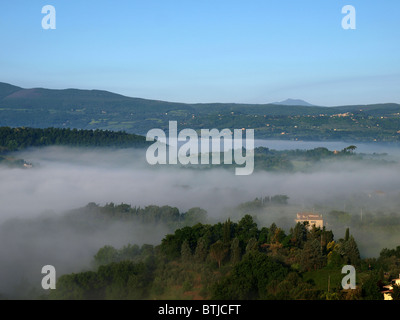 Fabelhafte Landschaft der nebligen Morgen in der Toskana. Das Tal zwischen Montepulciano und Chiusi Stockfoto