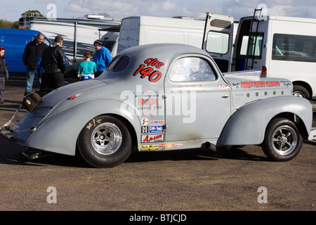 Ein Stone Grey Willy Dragster auf der Flamme und Donner zeigen Santa Pod Stockfoto