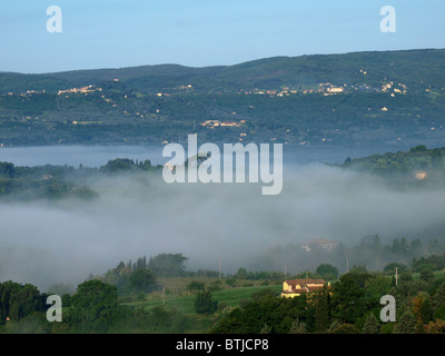 Fabelhafte Landschaft der nebligen Morgen in der Toskana. Das Tal zwischen Montepulciano und Chiusi Stockfoto