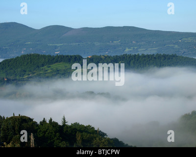 Fabelhafte Landschaft der nebligen Morgen in der Toskana. Das Tal zwischen Montepulciano und Chiusi Stockfoto