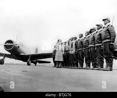 Tuskegee, Alabama: Die 99th Pursuit Squadron. Major James A. Ellison gibt den Salut von Mac Ross, 23.01.42 zurück. Stockfoto