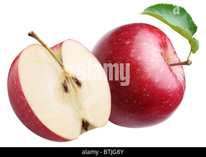 Reifer roter Apfel und eine Hälfte. Isoliert auf einem weißen. Stockfoto