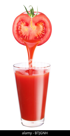 Saft aus Tomaten in das Glas fließen. Stockfoto