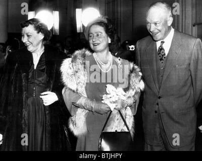 Mamie Eisenhower, Königinmutter Elizabeth und Präsident Dwight D. Eisenhower auf den Stufen des weißen Hauses nach Königlicher Besuch Stockfoto