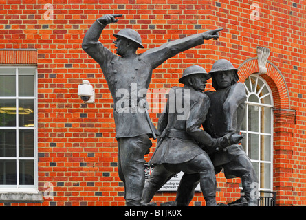 London, England, Vereinigtes Königreich. Nationalen Feuerwehr Memorial auf dem Jubilee Gehweg, südlich von St. Pauls Cathedral. Stockfoto