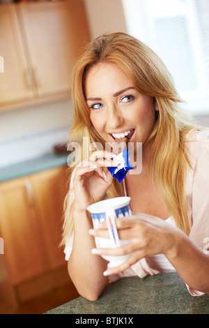 Mädchen in der Küche essen Schokolade Keks Stockfoto