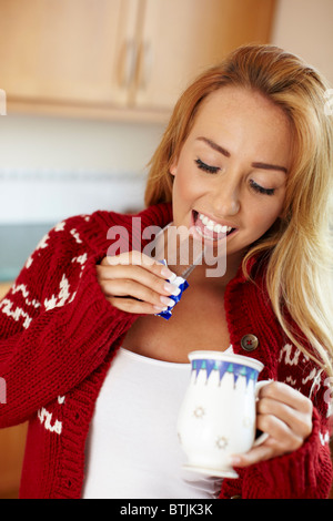 Mädchen in der Küche essen Schokolade Keks Stockfoto