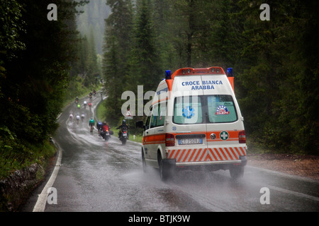 Croce Bianca Einsatzfahrzeug bei Sella Ronda Fahrrad Rennen, Giau Pass, Dolomiten, Italien Stockfoto