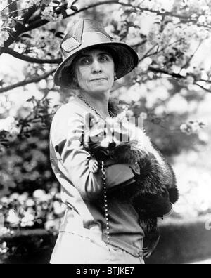 Grace Coolidge (1879 – 1957), First Lady 1923-1929; Original-Bildunterschrift: Mrs Coolidge hält ihr Haustier Waschbär, Rebecca, ca. 1921-1923. Stockfoto