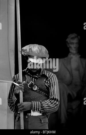 Black Panther-Konvention, ein Mann auf den Stufen des Lincoln Memorial hielt einen Banner für der Menschen Verfassungskonvent von Thomas J. O'Halloran / Warren K. Leffler, Washington DC, 19. Juni 1970. Stockfoto