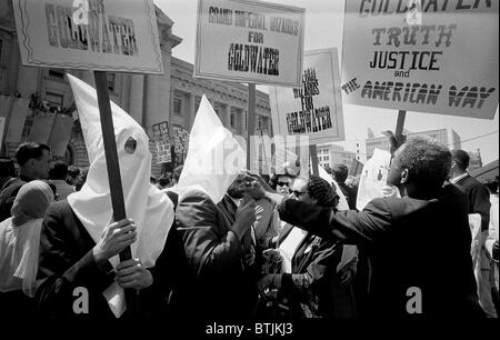 Ku Klux Klan-Mitglieder unterstützen Barry Goldwaters Kampagne für die Nominierung des Präsidentschaftskandidaten bei der Republican National Convention. Ein afrikanischer amerikanischer Mann drängt zurück. von Warren K. Leffler, San Francisco, Kalifornien, 12. Juli 1964. Stockfoto