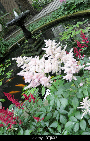 Schöner Pool im Garten, in der Briefträger Park in der Stadt von London, England. Stockfoto