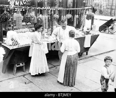 Little Italy - Anbieter mit waren angezeigt, während ein Festival, New York, ca. 1930er Jahre Stockfoto