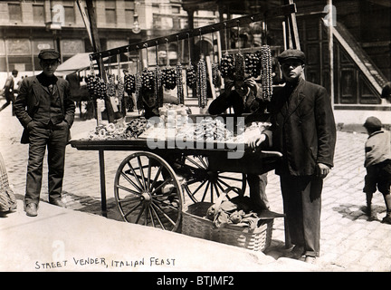 Little Italy - Straße Verkäufer mit waren, die auf einem Handwagen angezeigt während eines Festivals, New York, 1908 Stockfoto