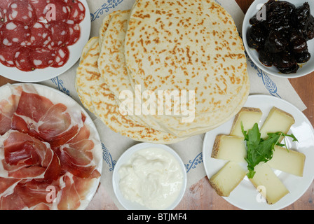 Ravenna. Italien. Piadine & eine Auswahl regionaler Produkte (Siehe Beschreibung) Emilia Romagna Stockfoto