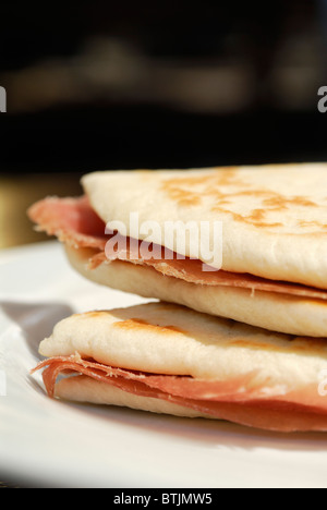 Ravenna. Italien. Piadina Romagnola mit Prosciutto Crudo / Schinken. Ca De Ven Enoteca & Osteria. Stockfoto