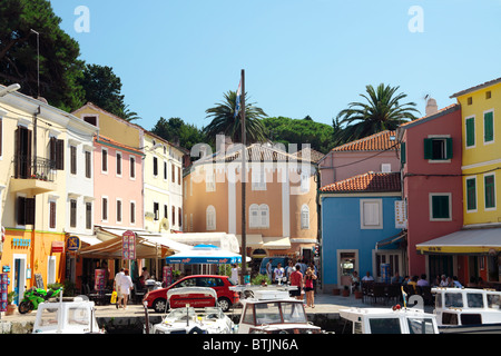 Bunte Häuser umgebenden malerischen kleinen Hafen von Veli Losinj auf Insel Losinj, Kroatien Stockfoto