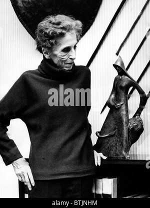 Karen Blixen, aka Isak Dinesen, neben einer Skulptur von Emile Norman, 1961 Stockfoto