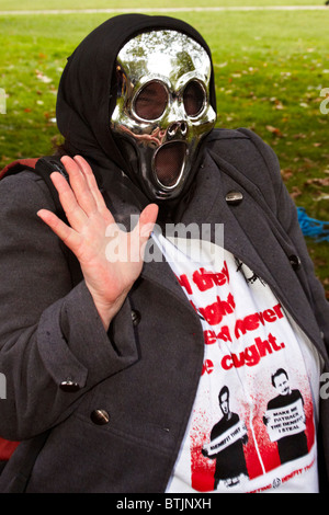 LONDON, VEREINIGTES KÖNIGREICH. Ein Demonstrant mit "Schrei" Maske "Wellenlinien" während einer "Mad Pride" Kundgebung gegen Sozialabbau. Stockfoto