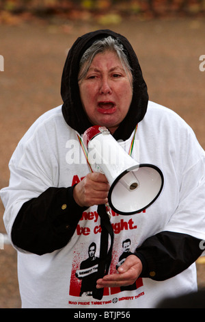 LONDON, VEREINIGTES KÖNIGREICH. Anne Winter spricht zu den versammelten Demonstranten während einer "Mad Pride" Kundgebung gegen Sozialabbau. Stockfoto