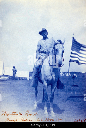 Oberst Theodore Roosevelt auf dem Pferderücken. Roosevelt organisiert die 1. freiwillige Kavallerie, bekannt als Rough Riders und wurde zum Nationalhelden nach dem Spanisch-Amerikanischen Krieg. Stockfoto