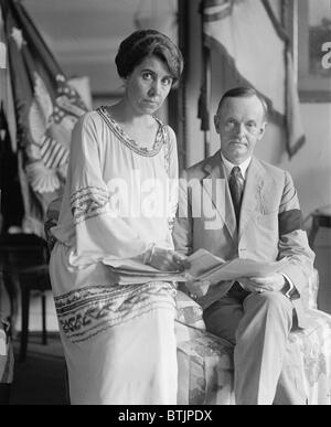 Präsident Calvin Coolidge (1872-33), trägt eine schwarze Trauer Armbinde, und seine Frau zwei Tage nach dem plötzlichen Tod von Präsident Warren Harding am 2. August 1923. Stockfoto