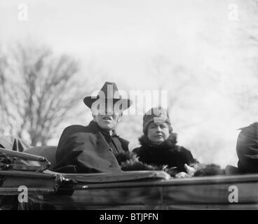 Woodrow Wilson (1856-1924) und seiner zweiten Frau, Edith Bolling Galt Wilson Reiten in einem offenen Wagen in Washington, DC. Präsident Wilson zeigt den Auswirkungen der einen schweren Schlaganfall erlitt er im Vorjahr auf 2. Oktober 1919. Stockfoto